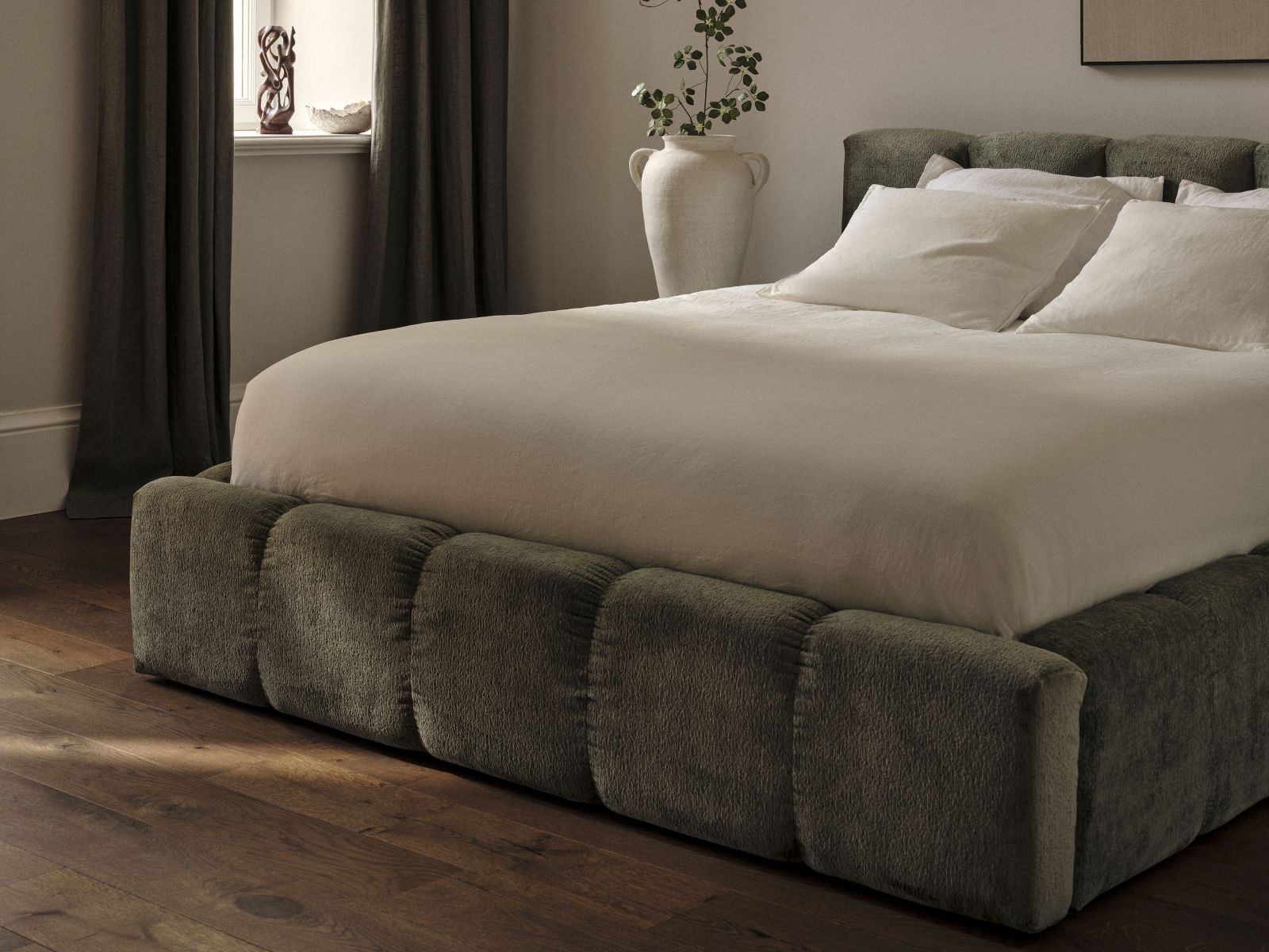 Bett Chenille Beige Lupine — Wohnbeispiel
