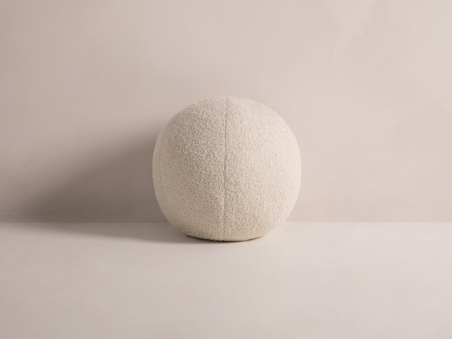 Kissen Bouclé Beige Ball — Detailansicht