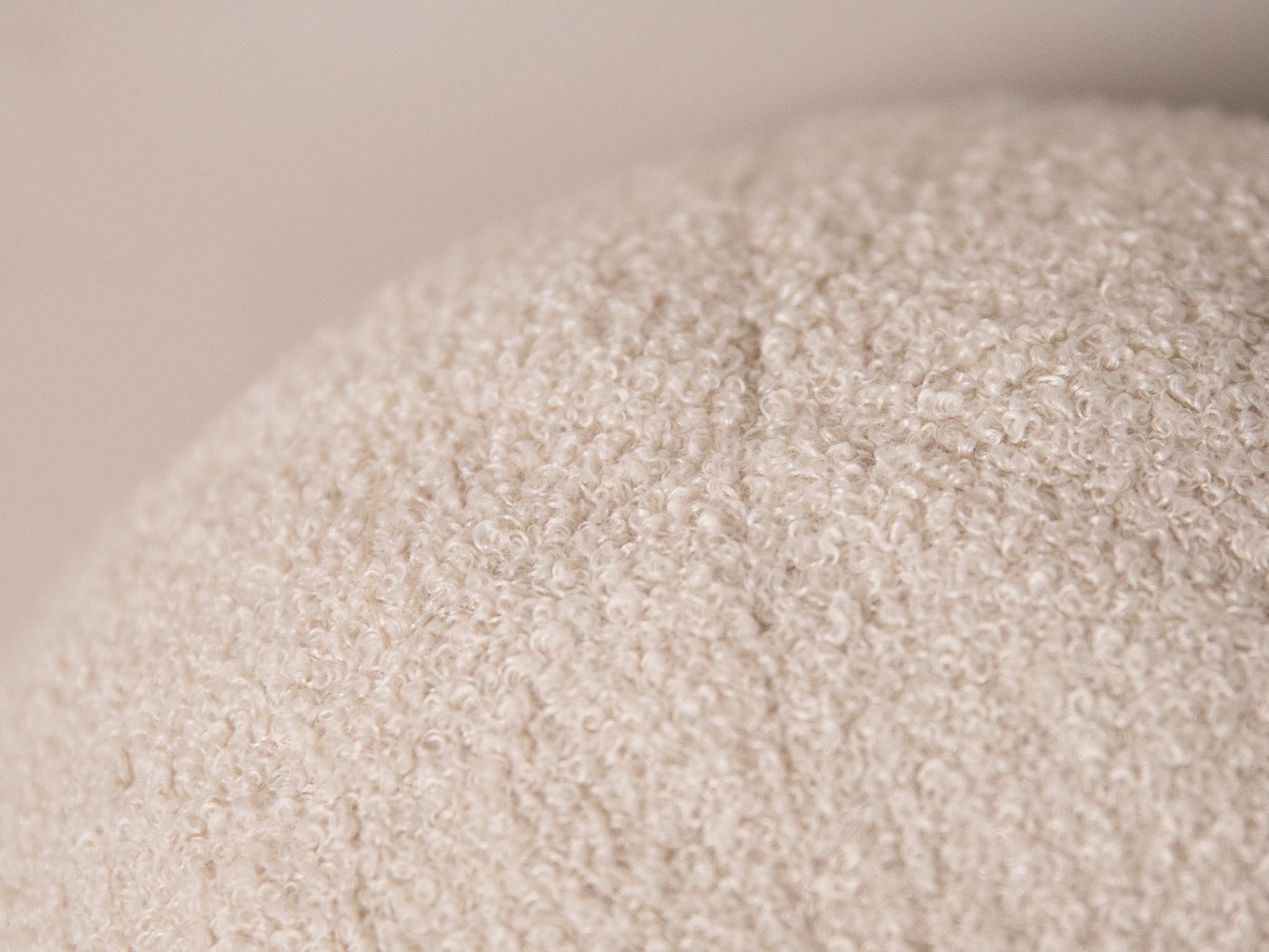 Kissen Bouclé Beige Ball — Maße und Details