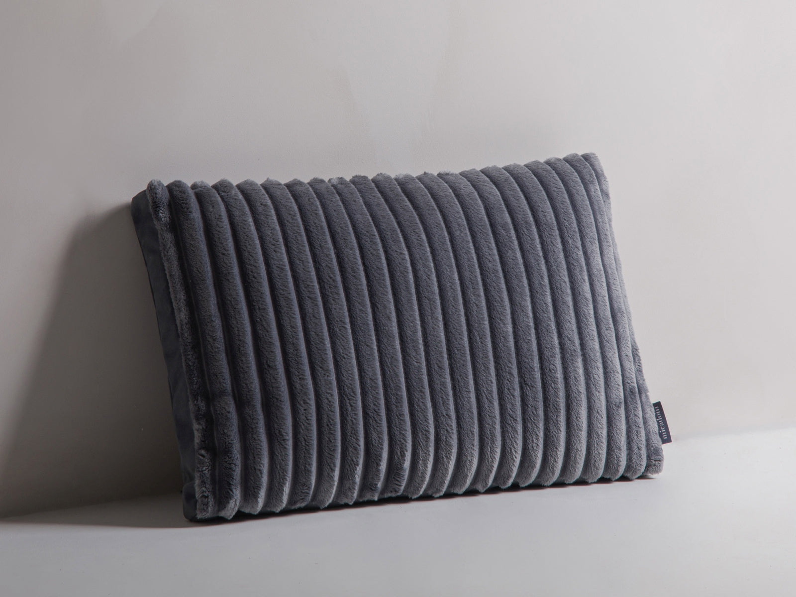Kissen Corduroy, Velvet Grey, Grey Stripy — Wohnbeispiel