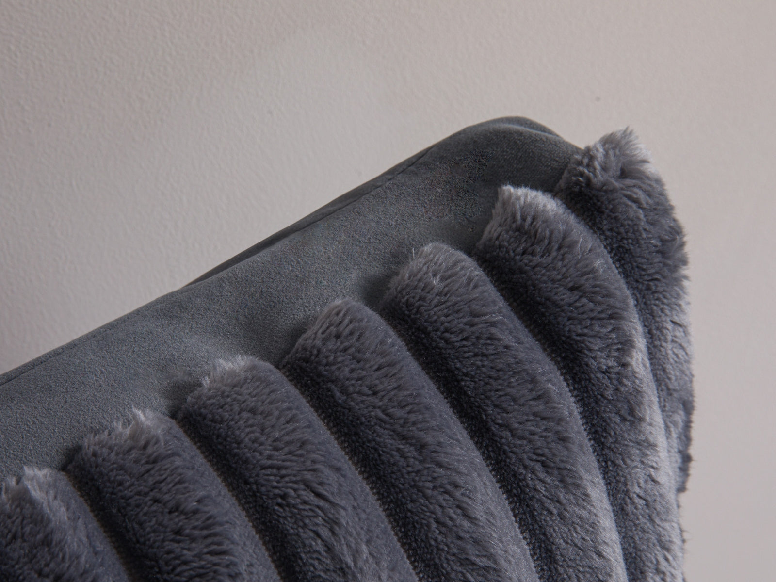 Kissen Corduroy, Velvet Grey, Grey Stripy — Maße und Details
